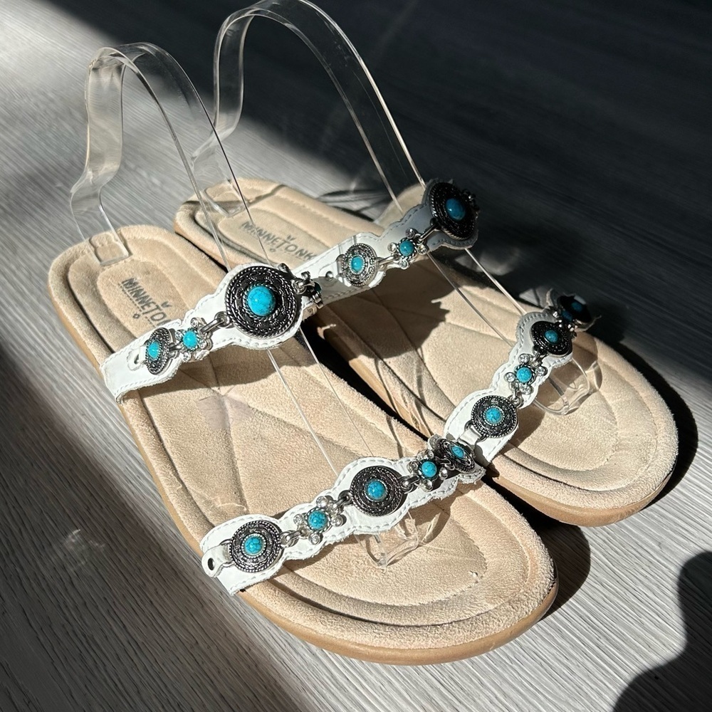 [10] Minnetonka Boca Edge Western White Strap Sandal with Turquoise Jewels Women